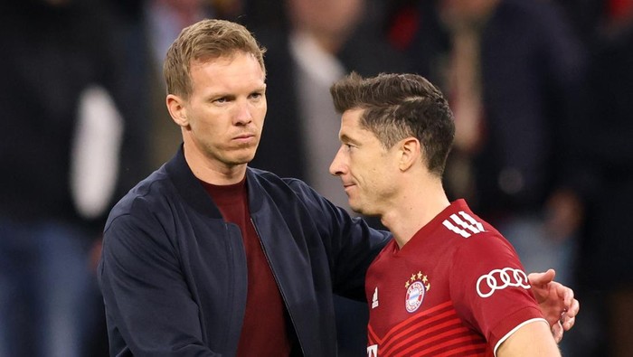 MUNICH, GERMANY - APRIL 12: Coach Julian Nagelsmann of Bayern Muenchen and Robert Lewandowski of Bayern Muenchen disappointed after leaving after the UEFA Champions League Quarter Final Leg Two match between Bayern München and Villarreal CF at Football Arena Munich on April 12, 2022 in Munich, Germany. (Photo by Stefan Matzke - sampics/Corbis via Getty Images)