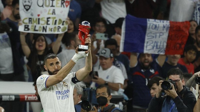 Soccer Football - LaLiga - Real Madrid v Levante - Santiago Bernabeu, Madrid, Spain - May 12, 2022 Real Madrids Karim Benzema holds the La Liga player of the month trophy before the match REUTERS/Susana Vera