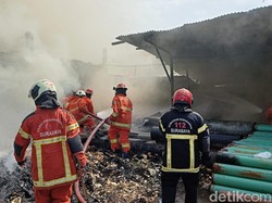 Busa Karet Tepercik Api Las, Gudang di Asemrowo Terbakar