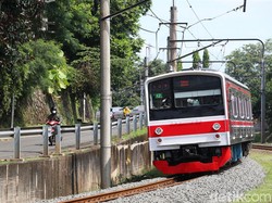 Viral 2 Penumpang Diduga Mesum di KRL, KCI: Kita Tegur, Mereka Pasutri