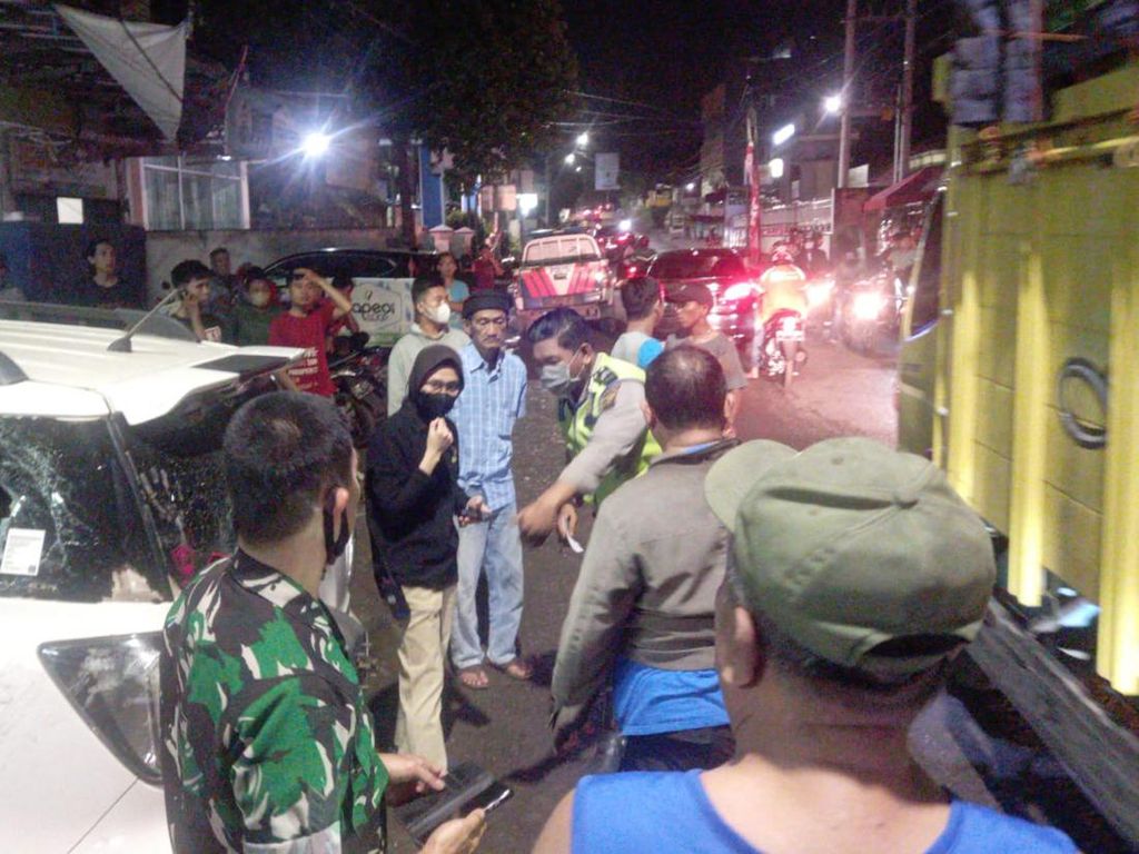 Mobil Diamuk Warga Usai Tabrak Pemotor di Palembang