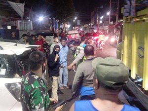 Mobil Diamuk Warga Usai Tabrak Pemotor di Palembang Mobil Diamuk Warga Usai Tabrak Pemotor di Palembang