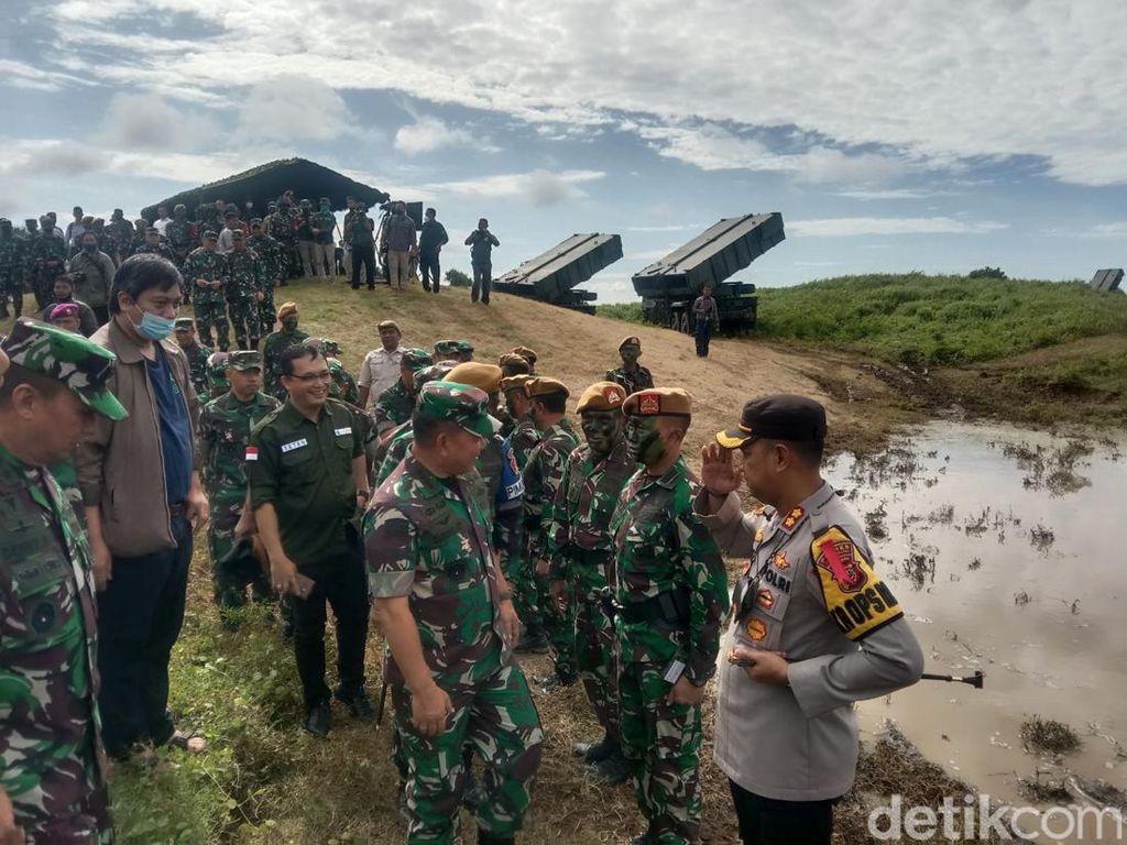 Jenderal Dudung Cek Latihan Senjata Berat-Sebar Sembako di Sukabumi Jenderal Dudung Cek Latihan Senjata Berat-Sebar Sembako di Sukabumi