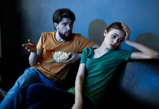 Pasangan sengaja memanipulasi kenyataan dengan ilusi yang dibuatnya sendiri.