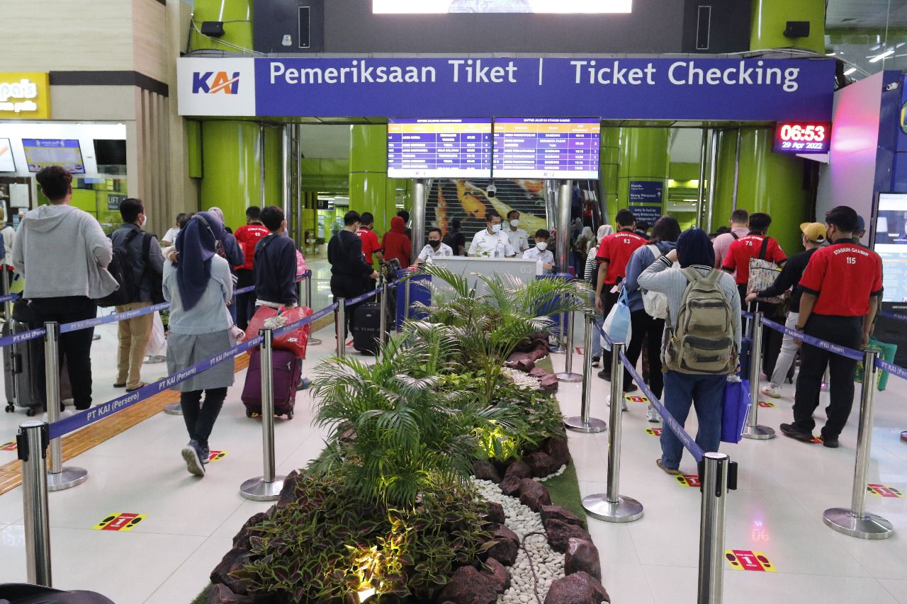 Menjelang libur nasional Waisak pada tanggal 16 Mei mendatang, jumlah penumpang kereta api melonjak. Tercatat ada 31.200 orang penumpang pada hari ini. (dok KAI Daop 1)