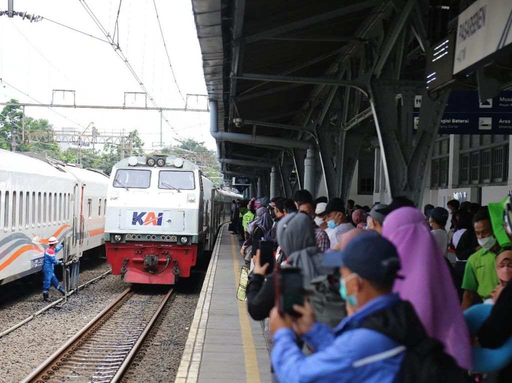 Liburan Nataru Tiba! Cek Syarat Naik Kereta Api dan Layanan Vaksin di Stasiun