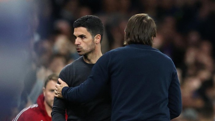Soccer Football - Premier League - Tottenham Hotspur v Arsenal - Tottenham Hotspur Stadium, London, Britain - May 12, 2022 Tottenham Hotspur manager Antonio Conte with Arsenal manager Mikel Arteta after the match REUTERS/David Klein EDITORIAL USE ONLY. No use with unauthorized audio, video, data, fixture lists, club/league logos or live services. Online in-match use limited to 75 images, no video emulation. No use in betting, games or single club /league/player publications.  Please contact your account representative for further details.