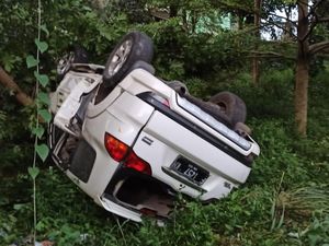 Hindari Tabrakan, Minibus Terjun ke Jurang Sedalam 15 Meter di Bogor