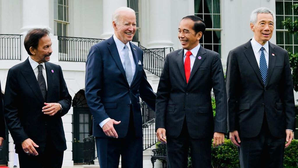 Senyum Jokowi di Samping Biden