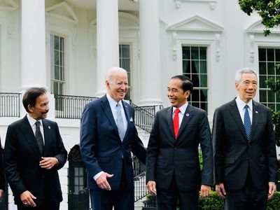 Senyum Jokowi di Samping Biden