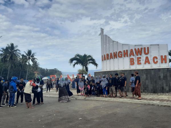 Libur Lebaran Sudah Lewat, Pantai Karang Hawu Masih Tetap Padat