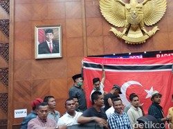 Bendera Bulan Bintang Dikibarkan Saat Saiful Dilantik Ketua DPRA