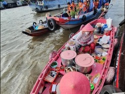 Nyentrik Banget! Pria Ini Jual Bihun Kuah Pakai Perahu Pink
