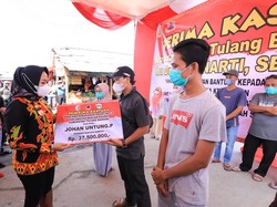 Bupati Tulang Bawang Beri Bantuan ke Pedagang Korban Kebakaran