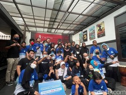 Senyum Anak Disabilitas Bandung Dapat Kado Lebaran