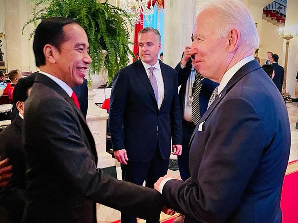 Senyum Lebar Jokowi Sembari Undang Biden ke G20 di Bali
