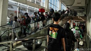 Ramainya Arus Balik Pemudik Motor Gratis Kapal KM Dobonsolo