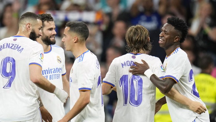 Real Madrids Vinicius Junior, right, celebrates with teammates after scoring his sides fifth goal during a Spanish La Liga soccer match between Real Madrid and Levante at the Santiago Bernabeu stadium in Madrid, Thursday, May 12, 2022. (AP Photo/Manu Fernandez)