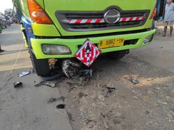Truk Rem Blong Seruduk 2 Motor di Bekasi, 3 Orang Terluka