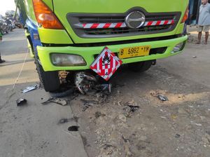 Truk Rem Blong Seruduk 2 Motor di Bekasi, 3 Orang Terluka Truk Rem Blong Seruduk 2 Motor di Bekasi, 3 Orang Terluka
