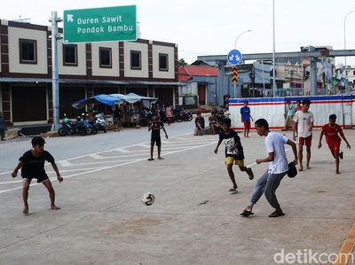 Sepakbola Jalanan Ala Anak-anak Ibu Kota