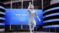 Patung ini menandai momen bersejarah dari Sergio Aguero 10 tahun lalu. Foto: AP/Martin Rickett