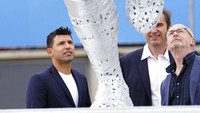 Ekspresi Sergio Aguero saat kali pertama melihat patungnya ini pun ramai dibahas. Banyak yang berkelakar sosok asal Argentina itu bingung melihat wujud patungnya. Foto: AP/Martin Rickett
