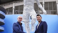 Patung Sergio Aguero yang berada di wilayah Stadion Etihad ini sendiri adalah buah karya seniman pemenang penghargaan, Andy Scott. Foto: AP/Martin Rickett
