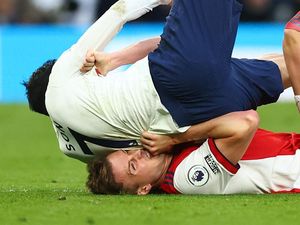 Rob Holding Incar Son Heung-min Terus Sampai Diusir Wasit