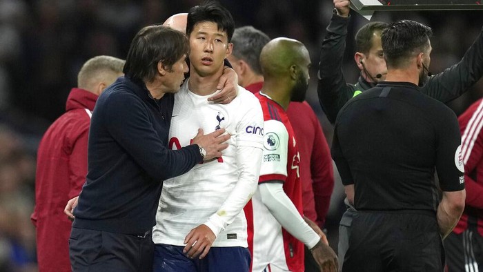 Tottenhams Son Heung-min talks with Antonio Conte after he was substituted during the English Premier League soccer match between Tottenham Hotspur and Arsenal at Tottenham Hotspur stadium in London, England, Thursday, May 12, 2022. (AP Photo/Matt Dunham) Tottenham Hotspurs Son Heung-min reacts with manager Antonio Conte after he was substituted