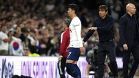 Son melangkah gontai usai ditarik keluar oleh Conte. Foto: AP/Matt Dunham