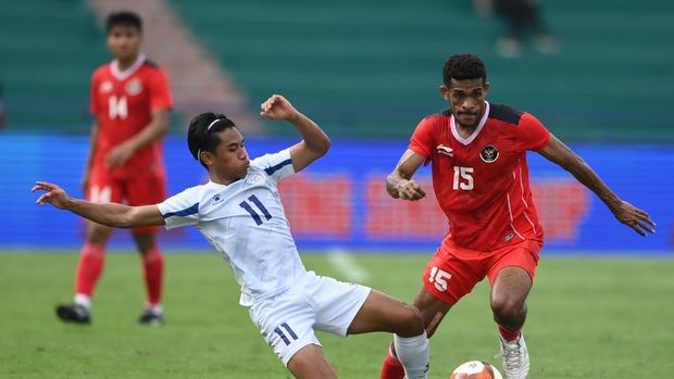 Pesepak bola Timnas Indonesia Ricky Richardo Kambuaya (kanan) berebut bola dengan pesepak bola Timnas Filipina  Yrick Gallantes Rapisura (kiri) saat bertanding dalam laga lanjutan Grup A Sepak Bola SEA Games 2021 Vietnam di Stadion Viet Tri, Phu Tho, Vietnam, Jumat (13/5/2022). Indonesa menang atas Filipina dengan skor 4-0. ANTARA FOTO/Zabur Karuru/YU