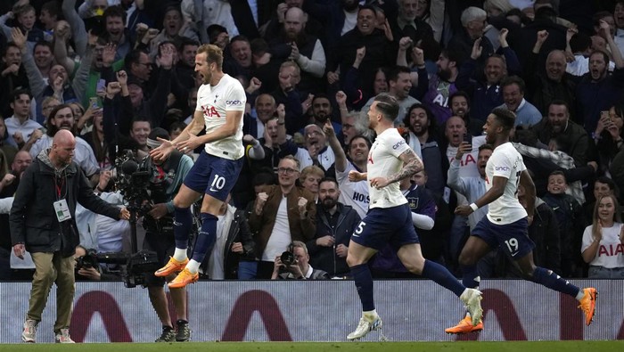 Tottenham Hotspur Tottenham's Harry Kane, left, celebrates after scoring his second goal against Arsenal during the English Premier League soccer match between Tottenham Hotspur and Arsenal at Tottenham Hotspur stadium in London, England, Thursday, May 12, 2022. (AP Photo/Matt Dunham)