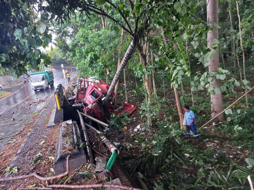 Rem Blong, Truk Bermuatan BBM di Buleleng Tabrak Pohon-Terguling