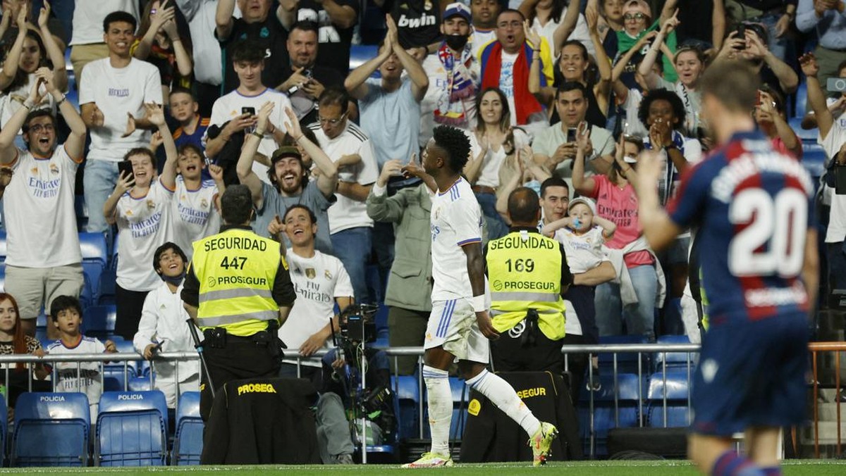 Vinicius Junior merayakan golnya ke gawang Levante. (Foto: SUSANA VERA/REUTERS)