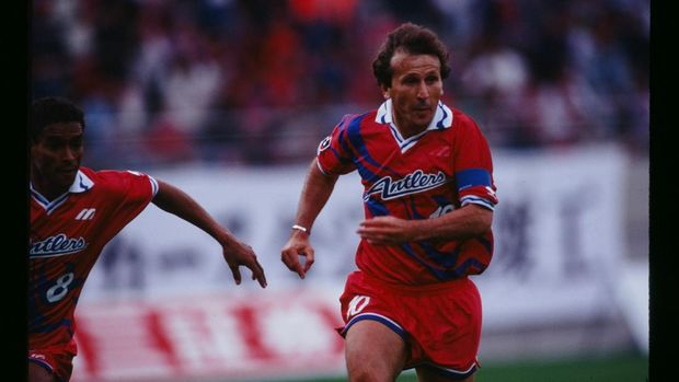 Legenda sepakbola Brasil Zico saat bermain di Kashima Antlers