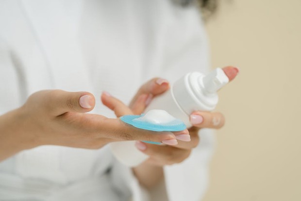 (Agar kulit terlindungi, ini pentingnya menggunakan sunscreen selama cuaca panas/Foto: pexels.com/SHVETS production) Agar kulit terlindungi, ini pentingnya menggunakan sunscreen selama cuaca panas/Foto: pexels.com/SHVETS production