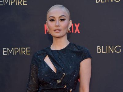 6 Gaya Seksi Agnez Mo di Red Carpet Netflix, Pakai Gaun Kiriman Versace