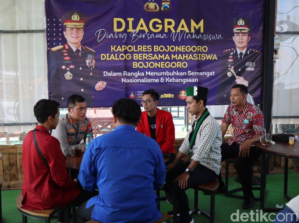 Mahasiswa dan Polisi di Bojonegoro Dialog soal Hoaks Mahasiswa dan Polisi di Bojonegoro Dialog soal Hoaks