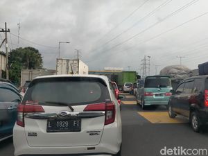 Ada Antrean Kendaraan Menuju Gerbang Tol Dupak 3 Surabaya