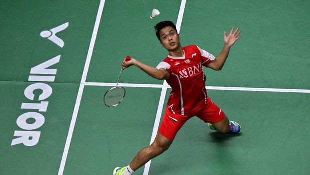 Indonesias Anthony Ginting hits a return against Japans Kento Momota during the semifinals of the Thomas and Uber Cup badminton tournament in Bangkok on May 13, 2022. (Photo by Lillian SUWANRUMPHA / AFP)