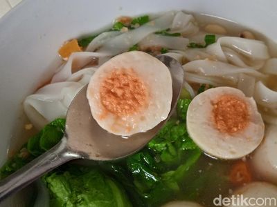 Nikmatnya Bakso Isi Telur Asin di Pasar 8 Alam Sutera