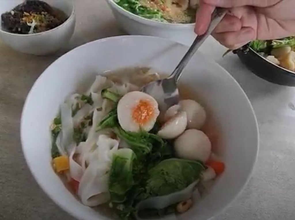 Icip-icip Bakso Ikan Telur Asin Ahan Khas Pontianak Icip-icip Bakso Ikan Telur Asin Ahan Khas Pontianak