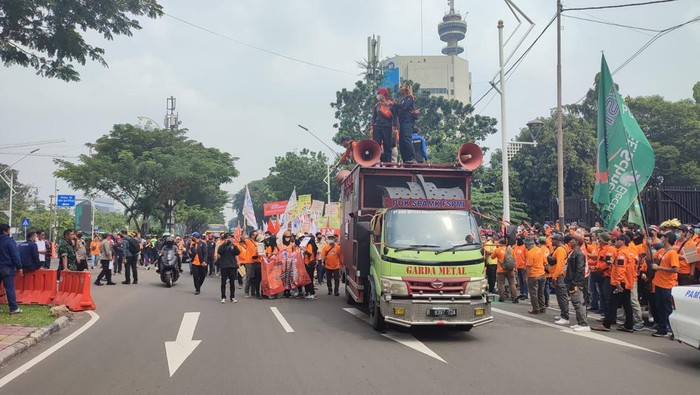 Massa tergabung dalam aksi May Day Fiesta yang berkumpul di Jalan Gerbang Pemuda, Jakarta Pusat, long march menuju gedung MPR/DPR. Arus lalu lintas (lalin) di sekitar Jalan Gerbang Pemuda macet, Sabtu (14/5/2022).