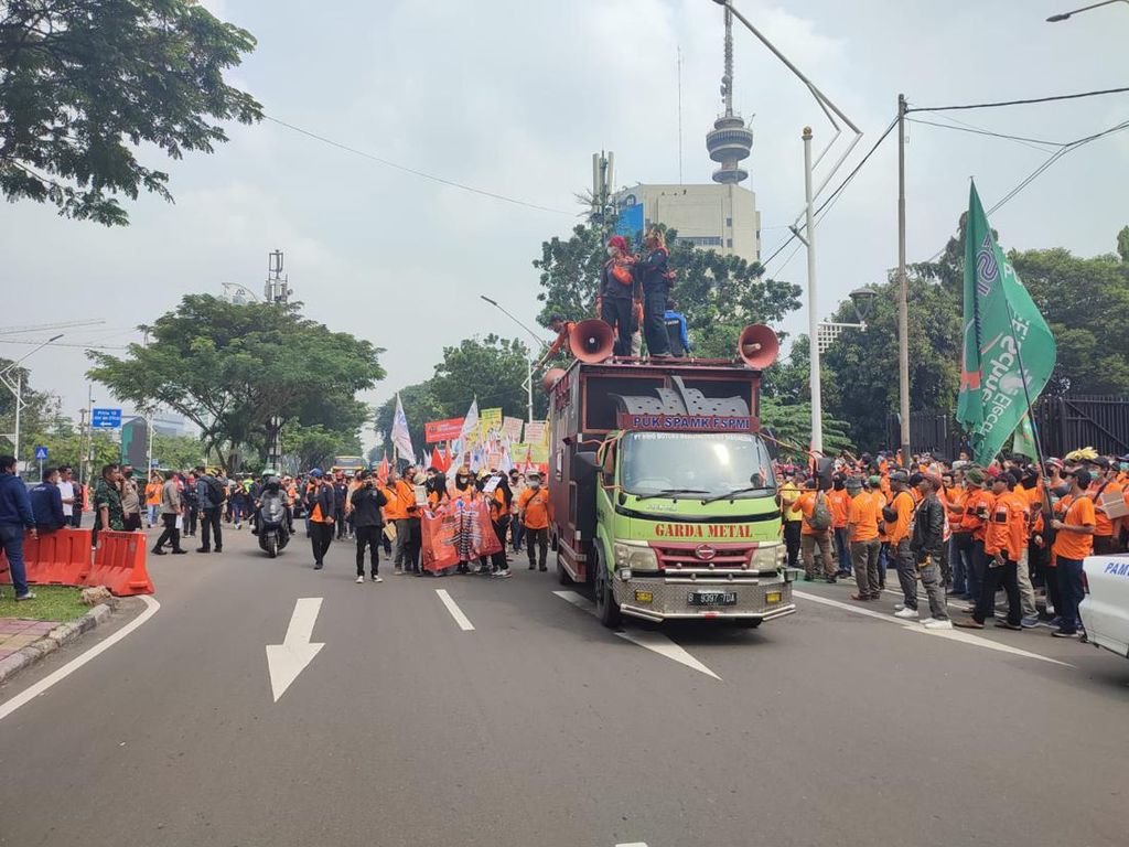 Buruh Long March ke DPR, Lalin Jl Gerbang Pemuda Macet