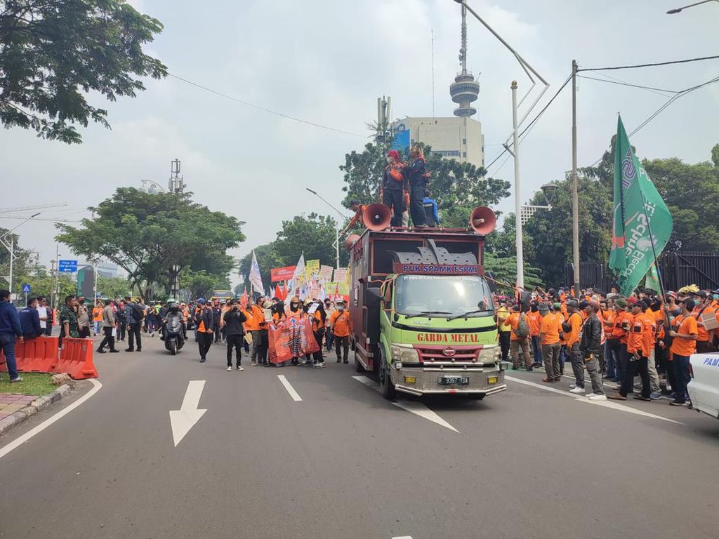 Buruh Long March ke DPR, Lalin Jl Gerbang Pemuda Macet Buruh Long March ke DPR, Lalin Jl Gerbang Pemuda Macet