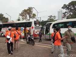 Bus Bawa Massa May Day Antre Masuk GBK, Jalan Gerbang Pemuda Macet