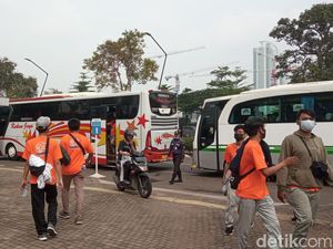 Bus Bawa Massa May Day Antre Masuk GBK, Jalan Gerbang Pemuda Macet Bus Bawa Massa May Day Antre Masuk GBK, Jalan Gerbang Pemuda Macet