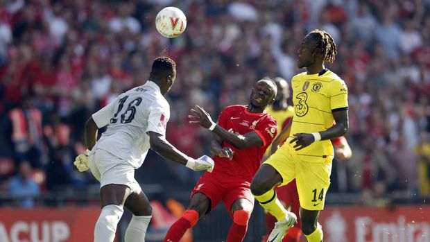 Soccer Football - FA Cup - Final - Chelsea v Liverpool - Wembley Stadium, London, Britain - May 14, 2022 Liverpool's Sadio Mane in action with Chelsea's Edouard Mendy and Trevoh Chalobah Action Images via Reuters/Peter Cziborra