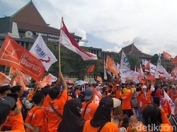Ribuan Buruh Gelar Aksi May Day di DPRD Jatim, Lalu Lintas Macet